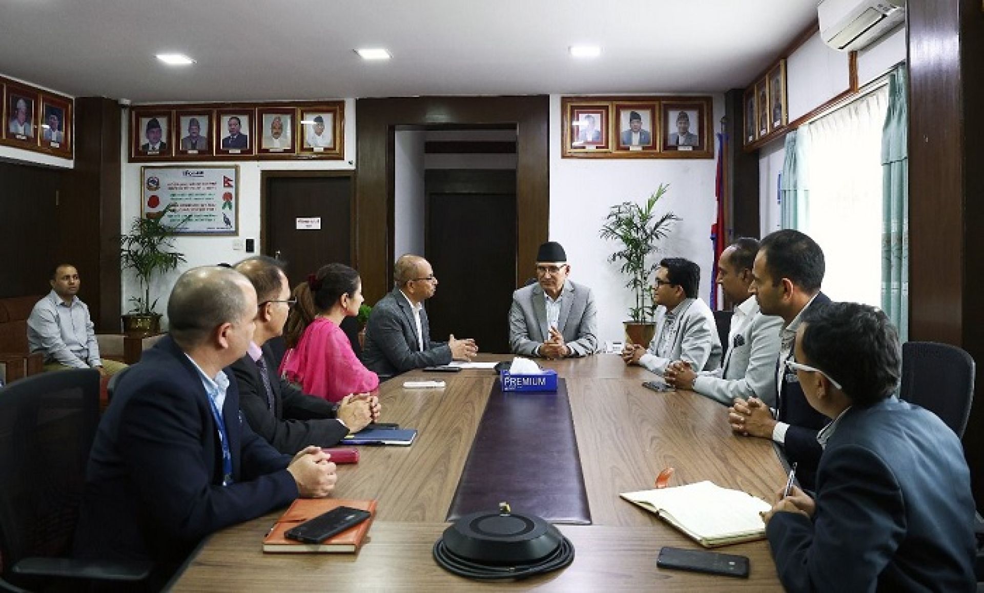 नवनिर्वाचित सिएनआई पदाधिकारी र अर्थमन्त्रीबीच छलफल, अर्थतन्त्र सुधारबारे जोड 